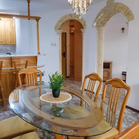 Great And Large Two Bedroom Maisonette With Lovely View & Free Parking Center Apartment *