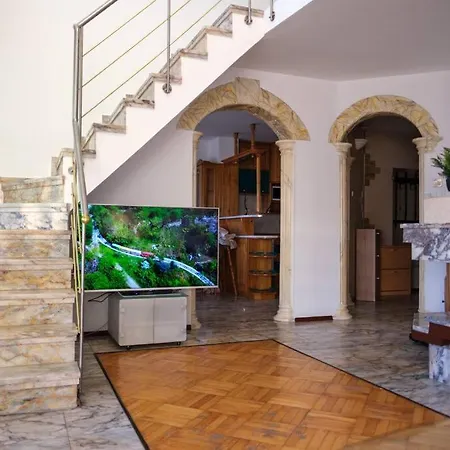 Great And Large Two Bedroom Maisonette With Lovely View & Free Parking Center Apartment *