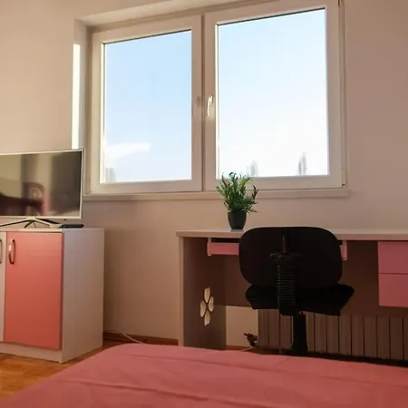 Great And Large Two Bedroom Maisonette With Lovely View & Free Parking Center Apartment *