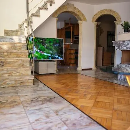 Great And Large Two Bedroom Maisonette With Lovely View & Free Parking Center Apartment